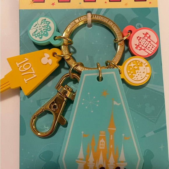 Disney Key Chain - Play in the Park - NEW - Mickey & Minnie - Castle - Cute 🥰 - Picture 2 of 3